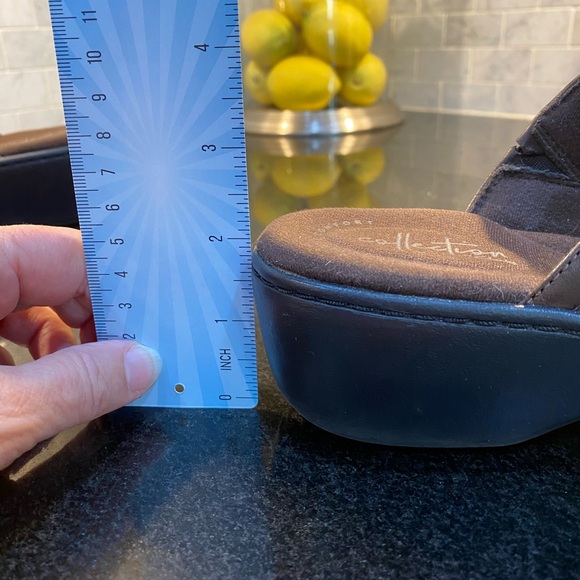 Clarks women’s Size 8.5 shoes/clogs, Comfort Collection. - Picture 3 of 11